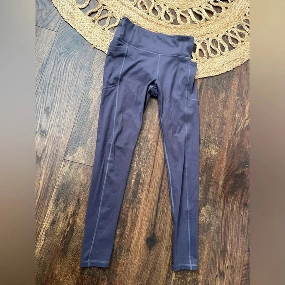Victoria’s Secret tight purple leggings size 8 with pockets - Picture 2 of 6
